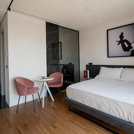 Mon Luxury Hotel