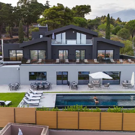 Mon Luxury Hotel